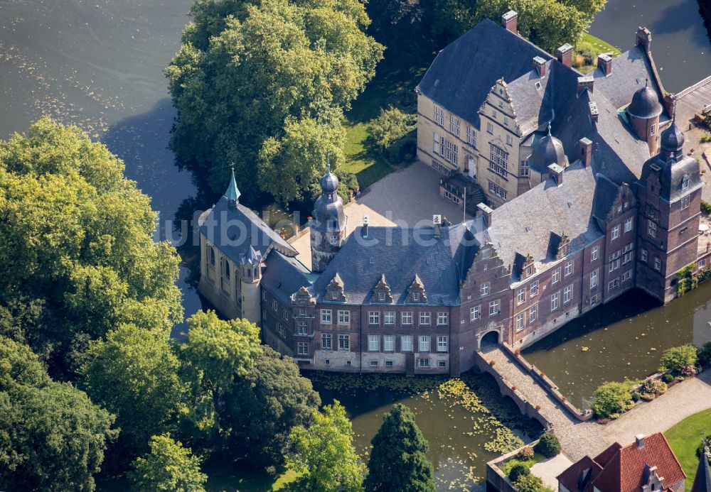 Luftaufnahme Rosendahl - Wassergraben mit Wasserschloß Schloss Darfeld in Rosendahl im Bundesland Nordrhein-Westfalen, Deutschland