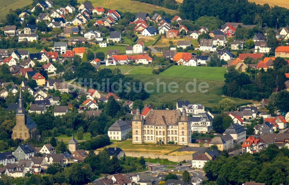 Warstein von oben - Wassergraben mit Wasserschloß Schloss - Deutschordensschloss in Mülheim in Warstein im Bundesland Nordrhein-Westfalen