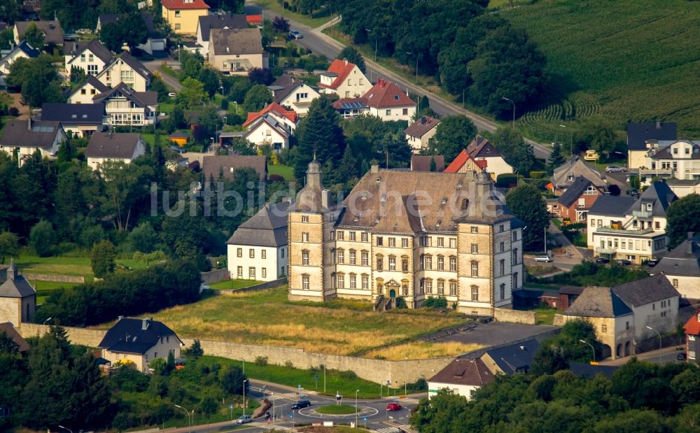 Warstein aus der Vogelperspektive: Wassergraben mit Wasserschloß Schloss - Deutschordensschloss in Mülheim in Warstein im Bundesland Nordrhein-Westfalen