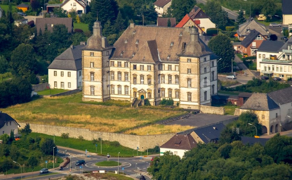 Luftbild Warstein - Wassergraben mit Wasserschloß Schloss - Deutschordensschloss in Mülheim in Warstein im Bundesland Nordrhein-Westfalen