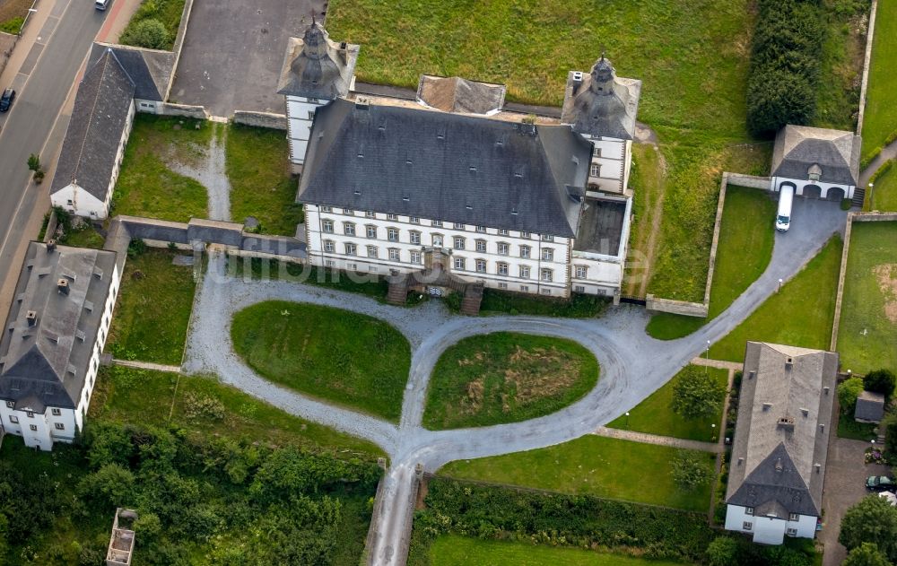 Luftaufnahme Warstein - Wassergraben mit Wasserschloß Schloss - Deutschordensschloss in Mülheim in Warstein im Bundesland Nordrhein-Westfalen