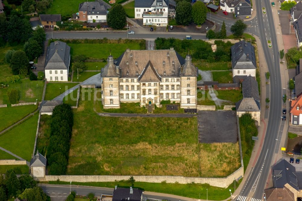 Warstein aus der Vogelperspektive: Wassergraben mit Wasserschloß Schloss - Deutschordensschloss in Mülheim in Warstein im Bundesland Nordrhein-Westfalen