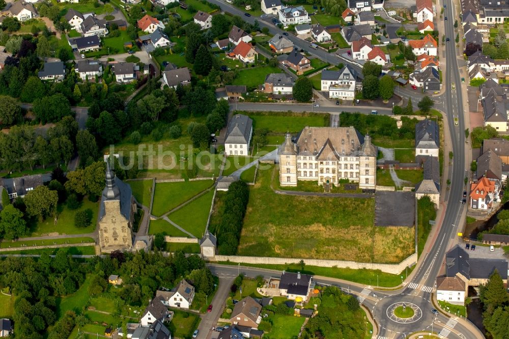 Luftbild Warstein - Wassergraben mit Wasserschloß Schloss - Deutschordensschloss in Mülheim in Warstein im Bundesland Nordrhein-Westfalen