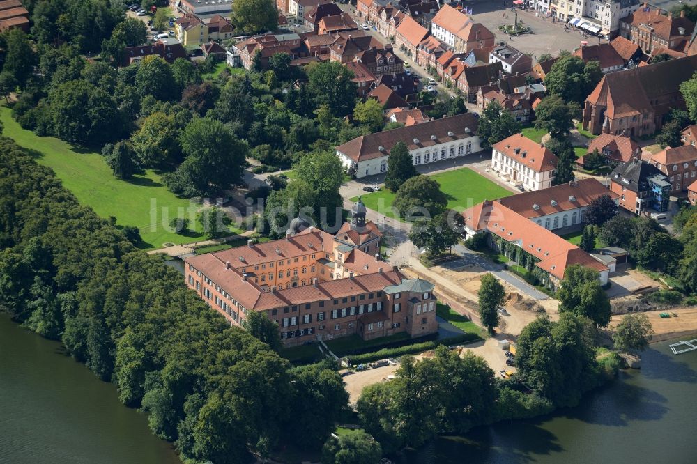 Eutin aus der Vogelperspektive: Wassergraben mit Wasserschloß Schloss Eutin in Eutin im Bundesland Schleswig-Holstein