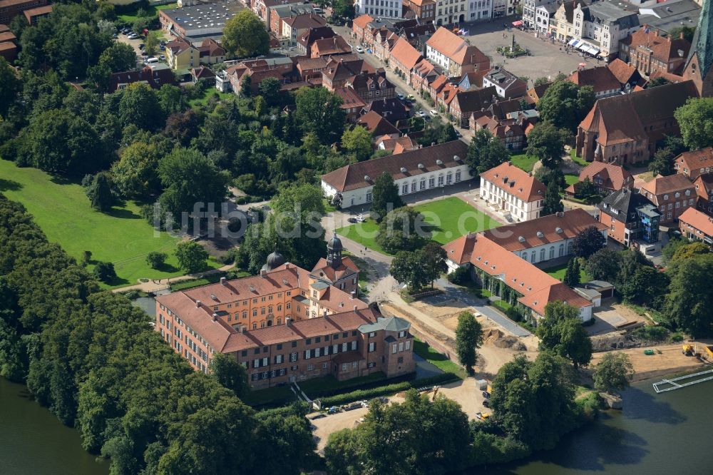 Luftbild Eutin - Wassergraben mit Wasserschloß Schloss Eutin in Eutin im Bundesland Schleswig-Holstein