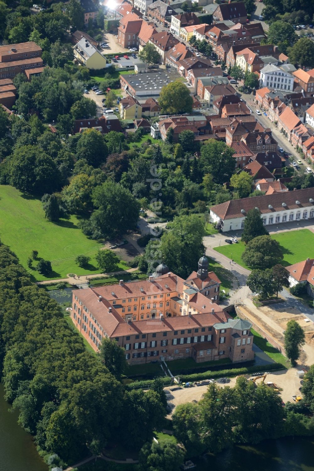 Luftaufnahme Eutin - Wassergraben mit Wasserschloß Schloss Eutin in Eutin im Bundesland Schleswig-Holstein