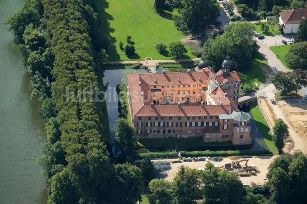 Eutin von oben - Wassergraben mit Wasserschloß Schloss Eutin in Eutin im Bundesland Schleswig-Holstein