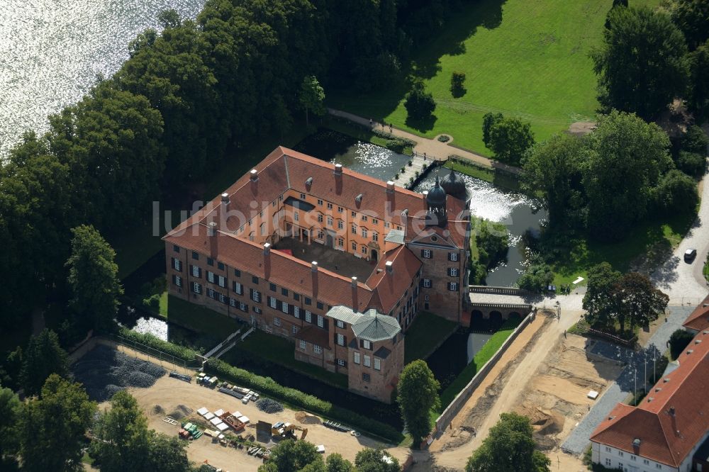 Eutin aus der Vogelperspektive: Wassergraben mit Wasserschloß Schloss Eutin in Eutin im Bundesland Schleswig-Holstein