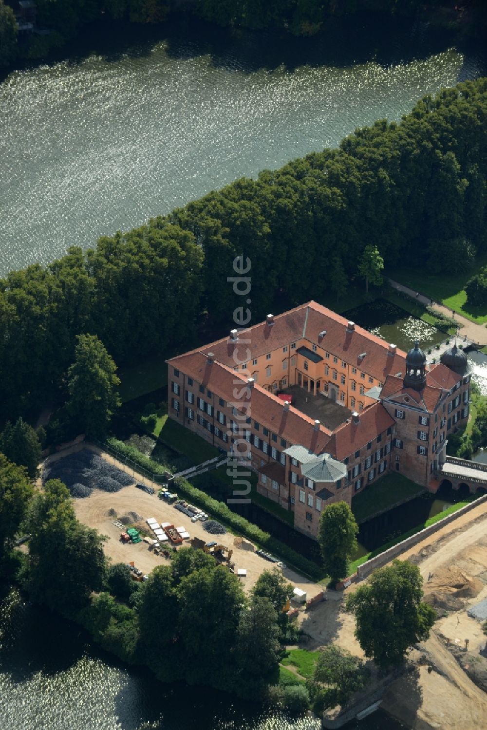 Luftaufnahme Eutin - Wassergraben mit Wasserschloß Schloss Eutin in Eutin im Bundesland Schleswig-Holstein