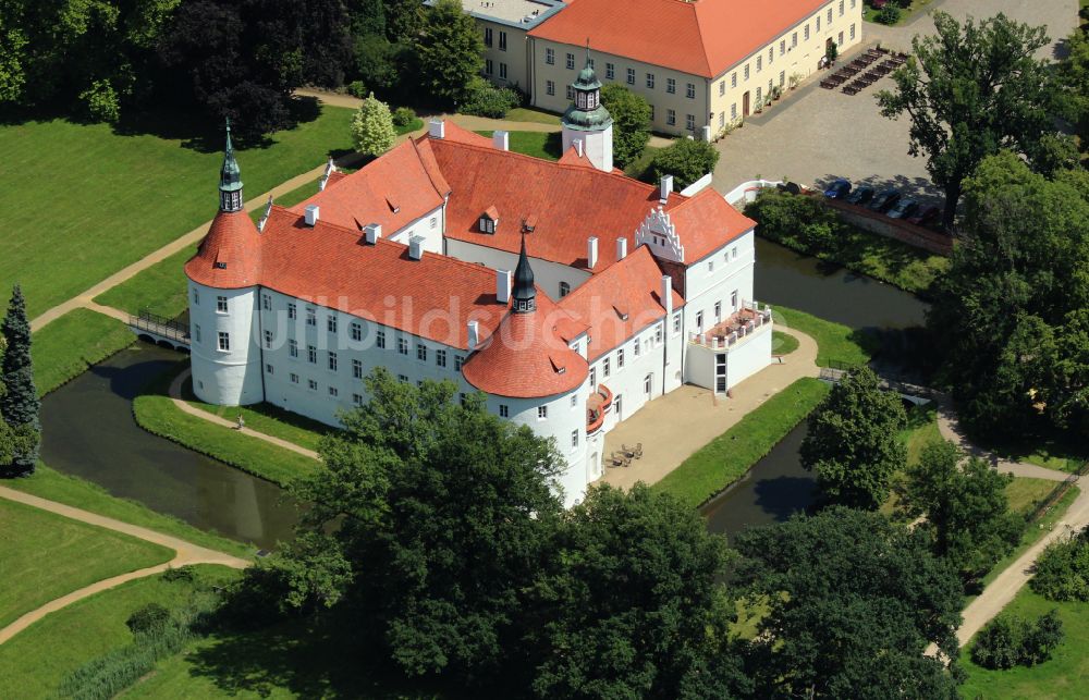 Fürstlich Drehna von oben - Wassergraben mit Wasserschloß Schloss in Fürstlich Drehna im Bundesland Brandenburg, Deutschland