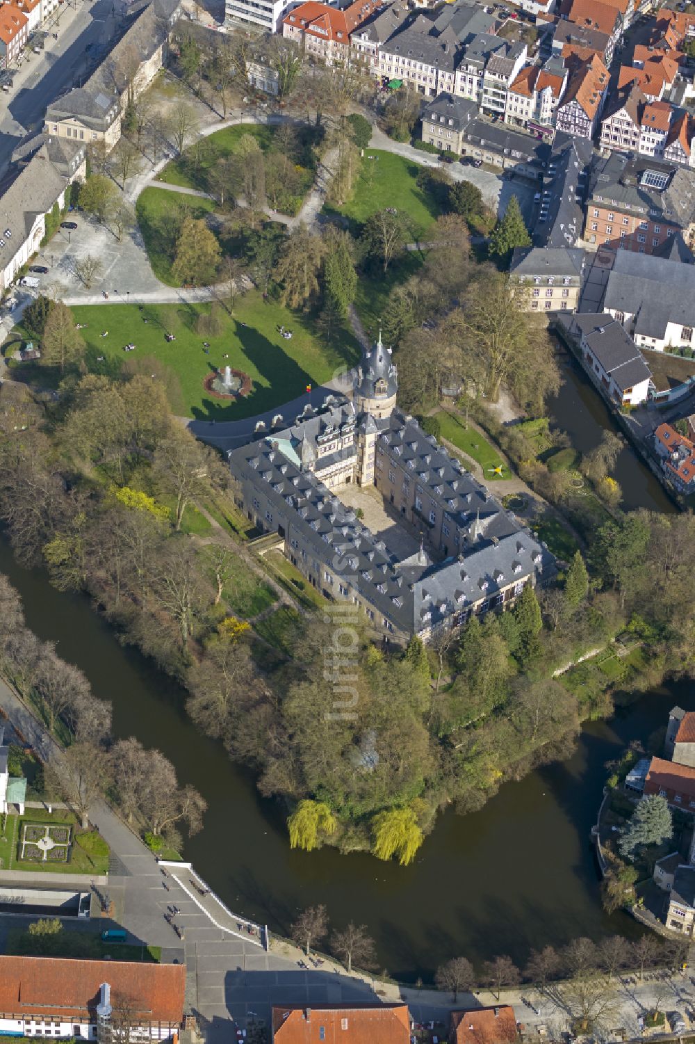 Luftbild Detmold - Wassergraben mit Wasserschloß Schloss Fürstliches Residenzschloss in Detmold im Bundesland Nordrhein-Westfalen, Deutschland