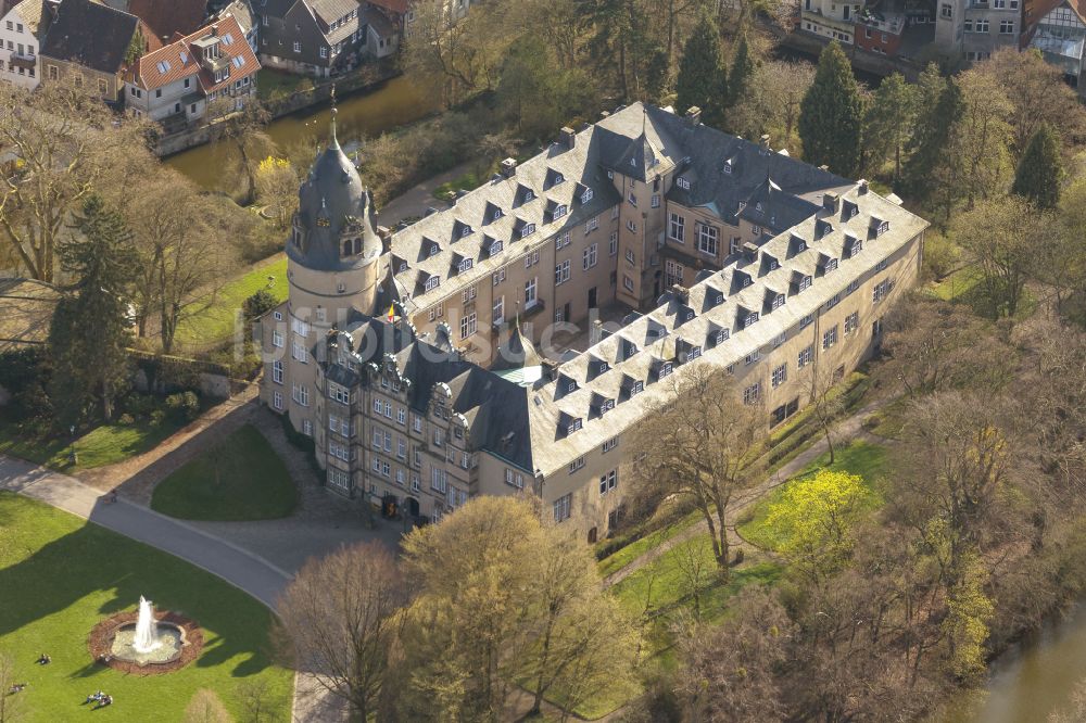 Luftaufnahme Detmold - Wassergraben mit Wasserschloß Schloss Fürstliches Residenzschloss in Detmold im Bundesland Nordrhein-Westfalen, Deutschland