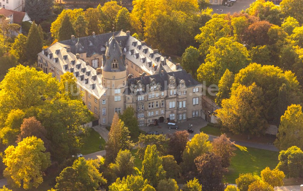 Detmold aus der Vogelperspektive: Wassergraben mit Wasserschloß Schloss Fürstliches Residenzschloss in Detmold im Bundesland Nordrhein-Westfalen, Deutschland