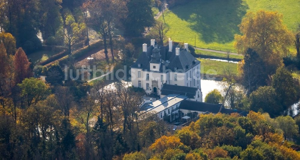 Hünxe aus der Vogelperspektive: Wassergraben mit Wasserschloß, Schloss Gartrop in Hünxe im Bundesland Nordrhein-Westfalen, Deutschland