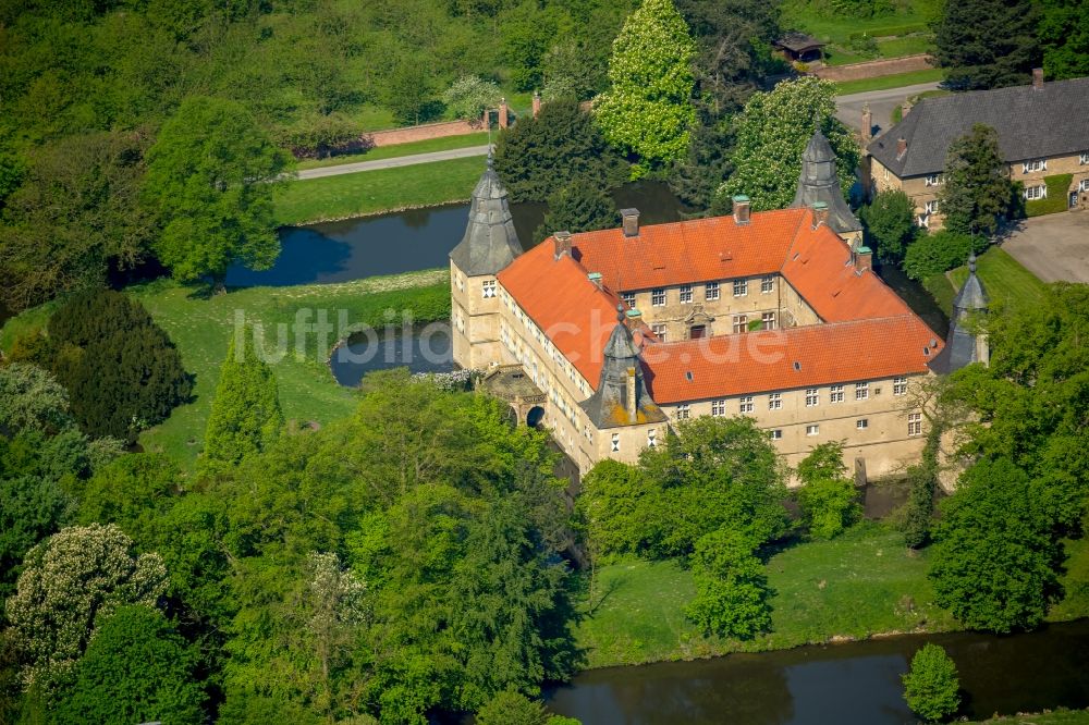 Luftbild Ascheberg - Wassergraben mit Wasserschloß Schloss Golfclub Wasserschloß Westerwinkel in Ascheberg im Bundesland Nordrhein-Westfalen