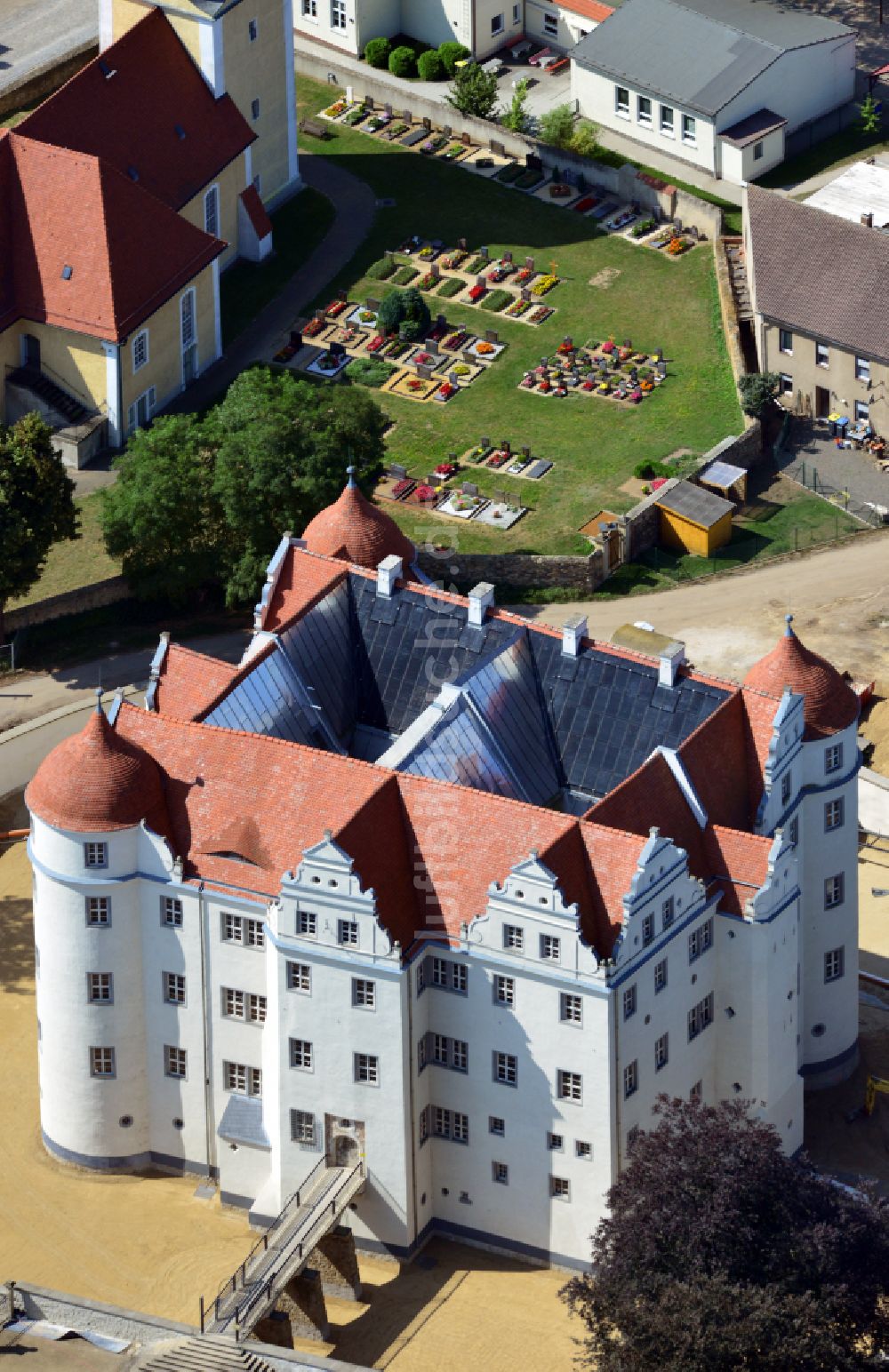 Großkmehlen aus der Vogelperspektive: Wassergraben mit Wasserschloß Schloss in Großkmehlen im Bundesland Brandenburg, Deutschland