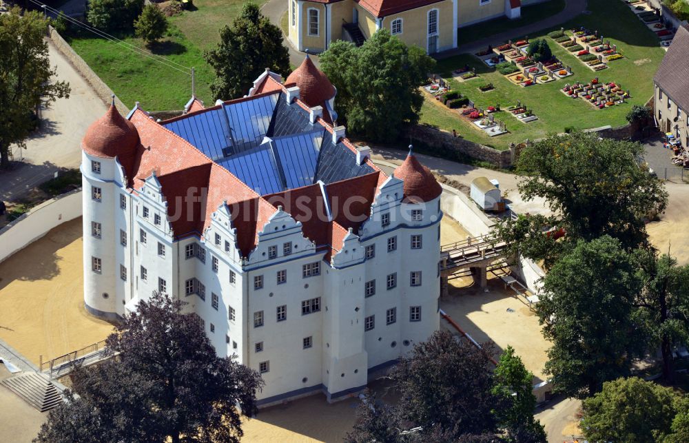 Luftaufnahme Großkmehlen - Wassergraben mit Wasserschloß Schloss in Großkmehlen im Bundesland Brandenburg, Deutschland