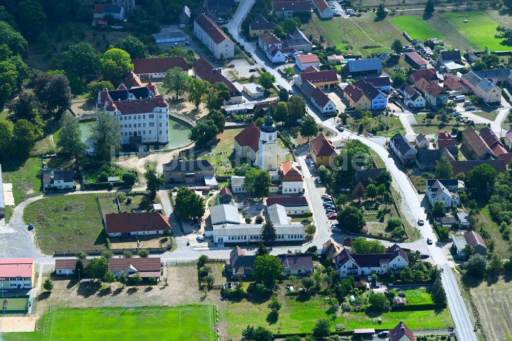 Großkmehlen aus der Vogelperspektive: Wassergraben mit Wasserschloß Schloss in Großkmehlen im Bundesland Brandenburg, Deutschland