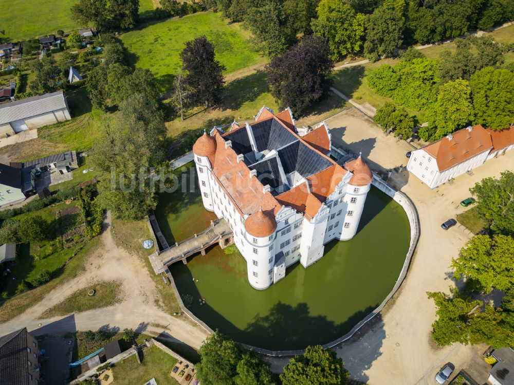 Luftbild Großkmehlen - Wassergraben mit Wasserschloß Schloss in Großkmehlen im Bundesland Brandenburg, Deutschland