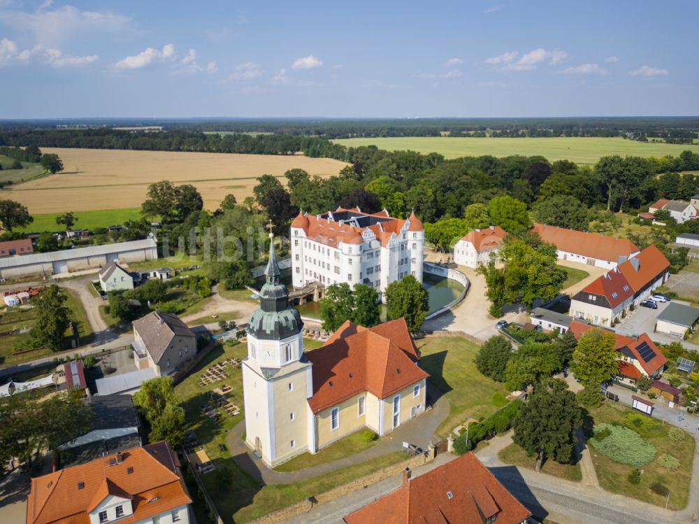 Luftaufnahme Großkmehlen - Wassergraben mit Wasserschloß Schloss in Großkmehlen im Bundesland Brandenburg, Deutschland