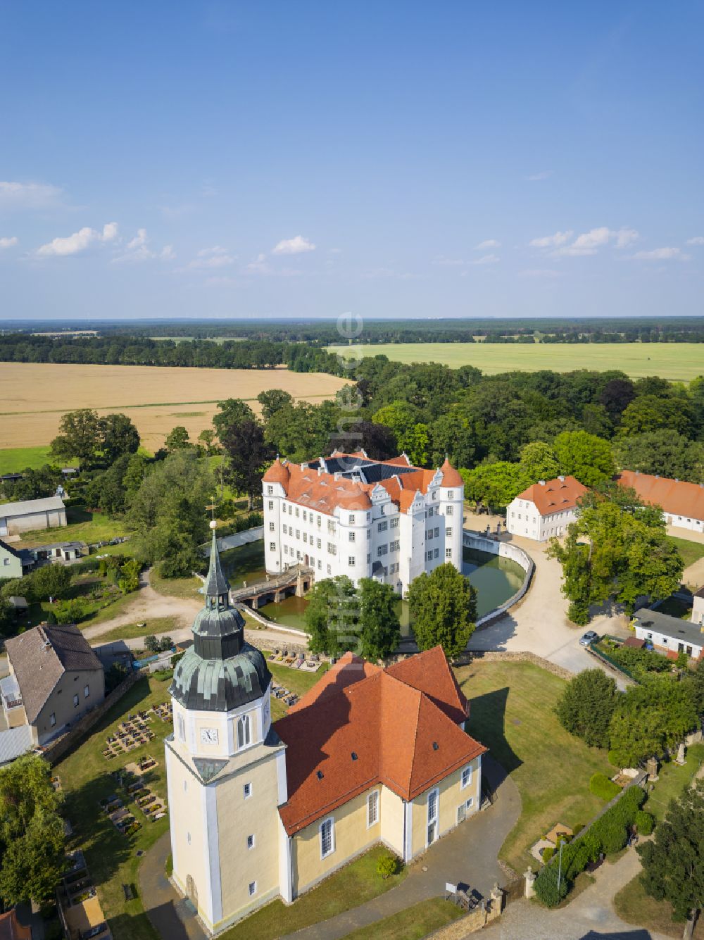 Großkmehlen von oben - Wassergraben mit Wasserschloß Schloss in Großkmehlen im Bundesland Brandenburg, Deutschland