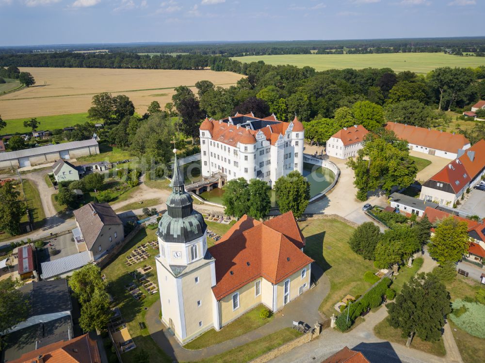 Großkmehlen aus der Vogelperspektive: Wassergraben mit Wasserschloß Schloss in Großkmehlen im Bundesland Brandenburg, Deutschland