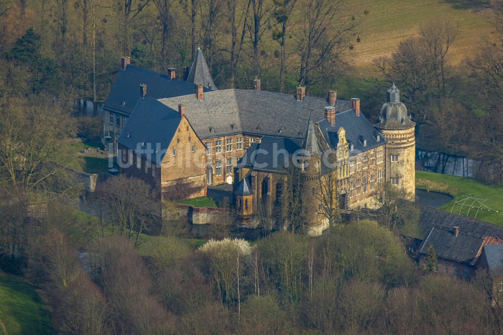 Luftaufnahme Lippetal - Wassergraben mit Wasserschloß Schloss Haus Assen in Lippetal im Bundesland Nordrhein-Westfalen, Deutschland