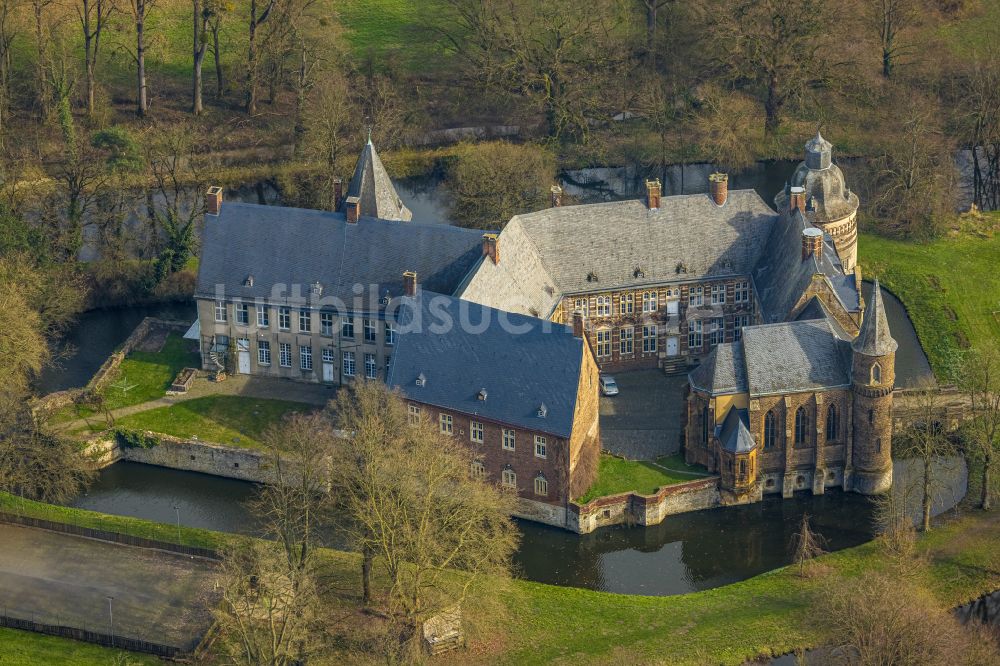 Lippetal von oben - Wassergraben mit Wasserschloß Schloss Haus Assen in Lippetal im Bundesland Nordrhein-Westfalen, Deutschland