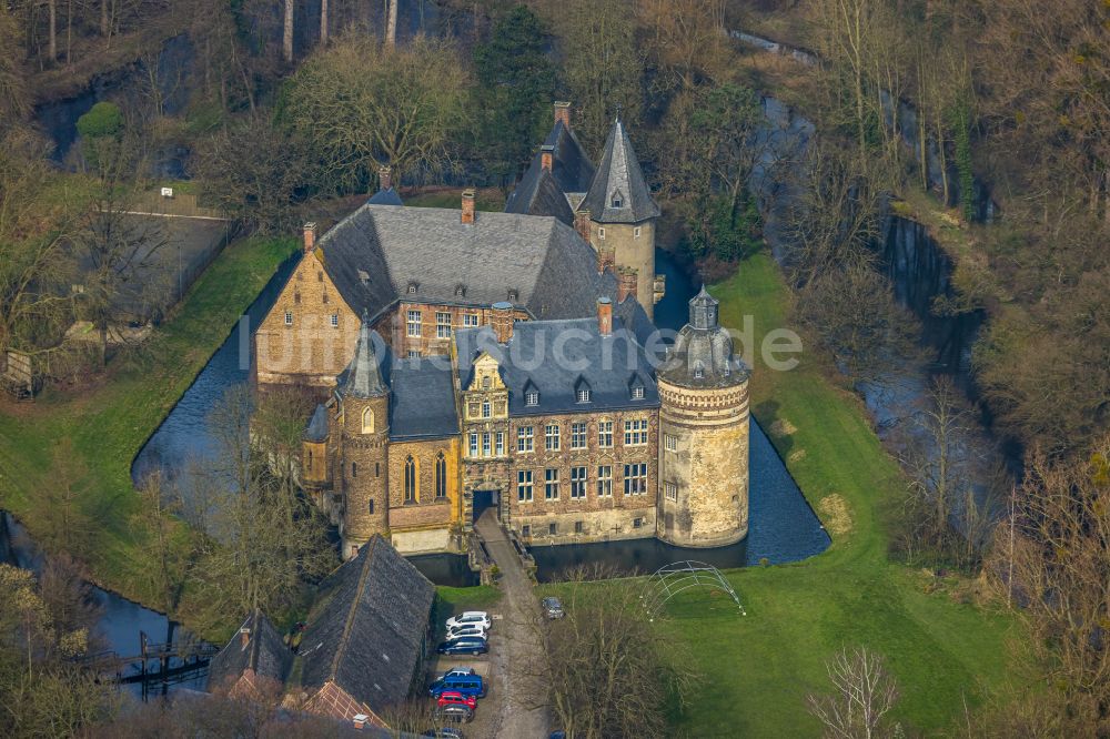 Lippetal von oben - Wassergraben mit Wasserschloß Schloss Haus Assen in Lippetal im Bundesland Nordrhein-Westfalen, Deutschland