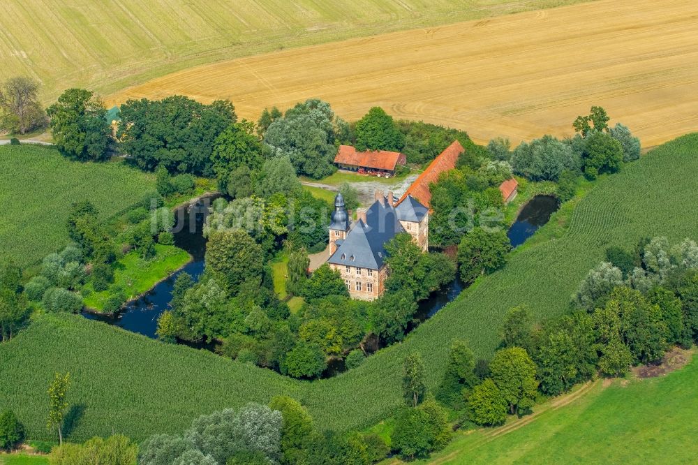 Luftaufnahme Welver - Wassergraben mit Wasserschloß Schloss Haus Nehlen in Welver im Bundesland Nordrhein-Westfalen