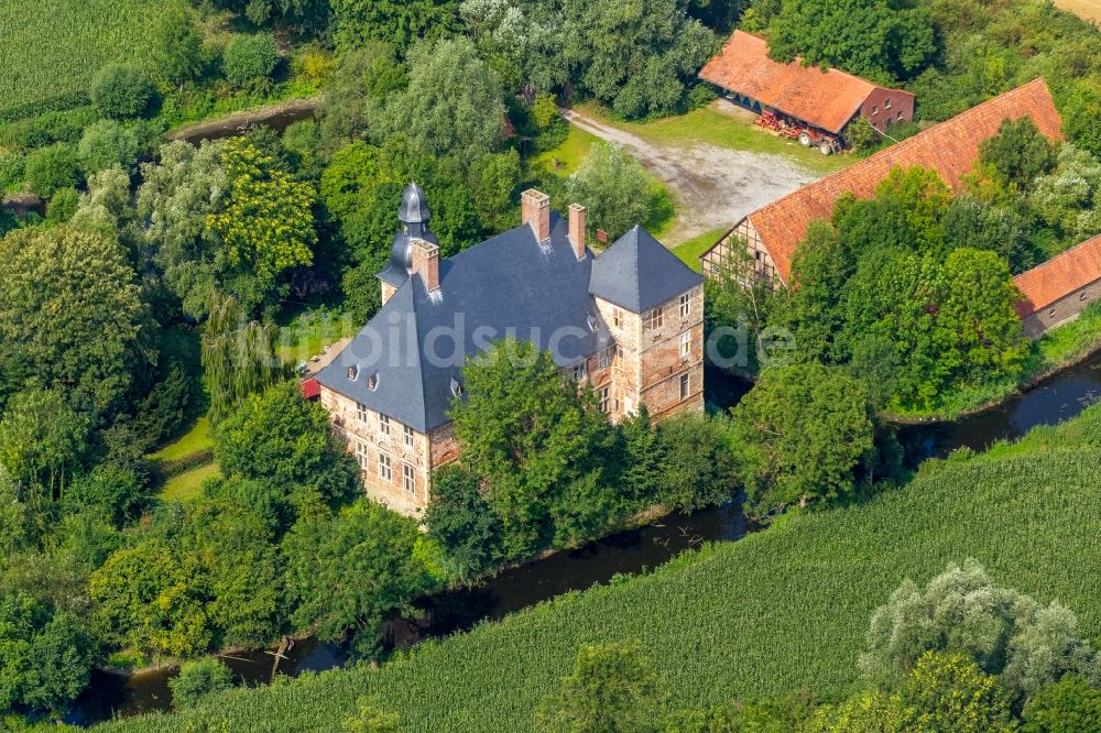 Welver von oben - Wassergraben mit Wasserschloß Schloss Haus Nehlen in Welver im Bundesland Nordrhein-Westfalen