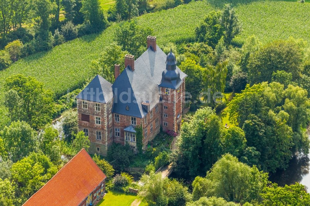 Luftaufnahme Welver - Wassergraben mit Wasserschloß Schloss Haus Nehlen in Welver im Bundesland Nordrhein-Westfalen