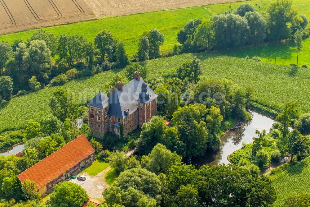 Welver von oben - Wassergraben mit Wasserschloß Schloss Haus Nehlen in Welver im Bundesland Nordrhein-Westfalen