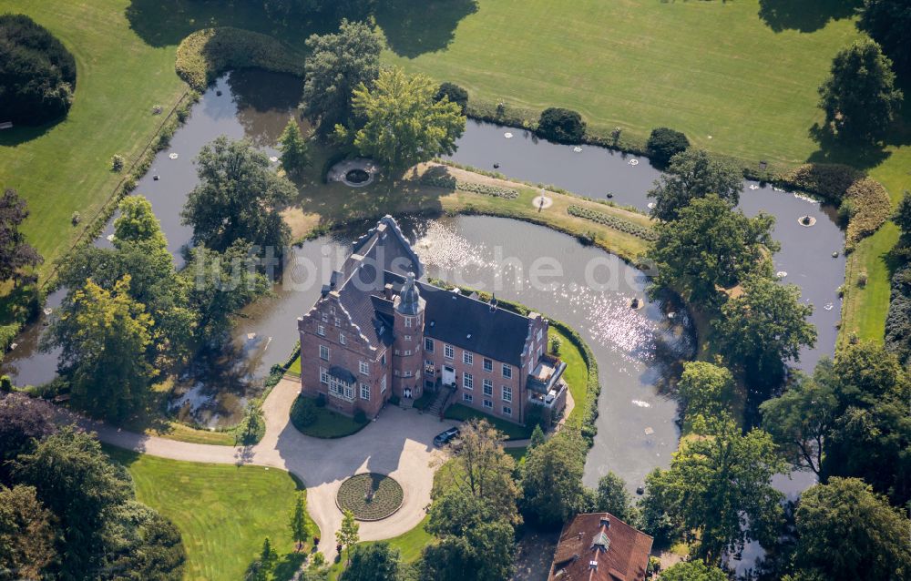 Luftbild Rhede - Wassergraben mit Wasserschloß Schloss Haus Rhede in Rhede im Bundesland Nordrhein-Westfalen, Deutschland