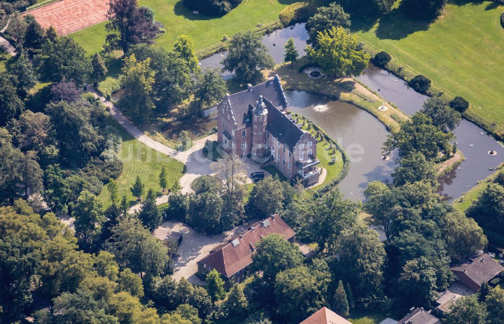 Luftaufnahme Rhede - Wassergraben mit Wasserschloß Schloss Haus Rhede in Rhede im Bundesland Nordrhein-Westfalen, Deutschland