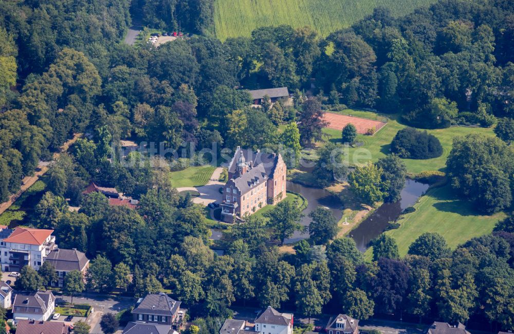 Rhede von oben - Wassergraben mit Wasserschloß Schloss Haus Rhede in Rhede im Bundesland Nordrhein-Westfalen, Deutschland