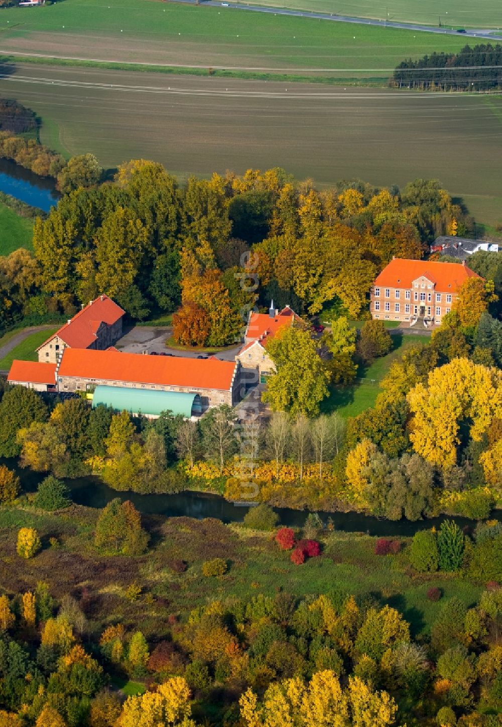 Hamm aus der Vogelperspektive: Wassergraben mit Wasserschloß Schloss Haus Uentrop an der Lippe in Hamm im Bundesland Nordrhein-Westfalen