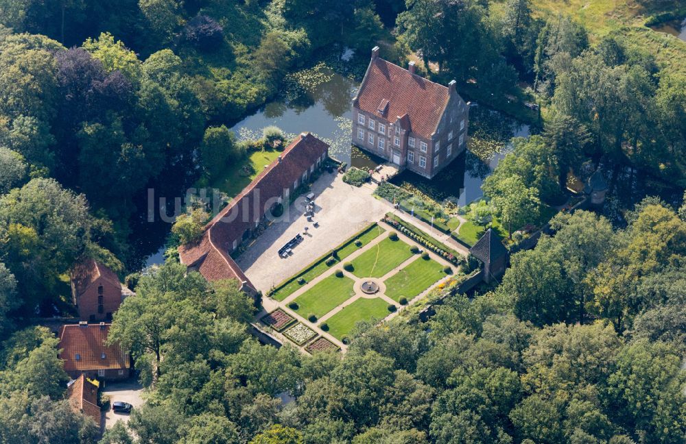 Luftbild Ochtrup - Wassergraben mit Wasserschloß Schloss Haus Welbergen in Ochtrup im Bundesland Nordrhein-Westfalen, Deutschland