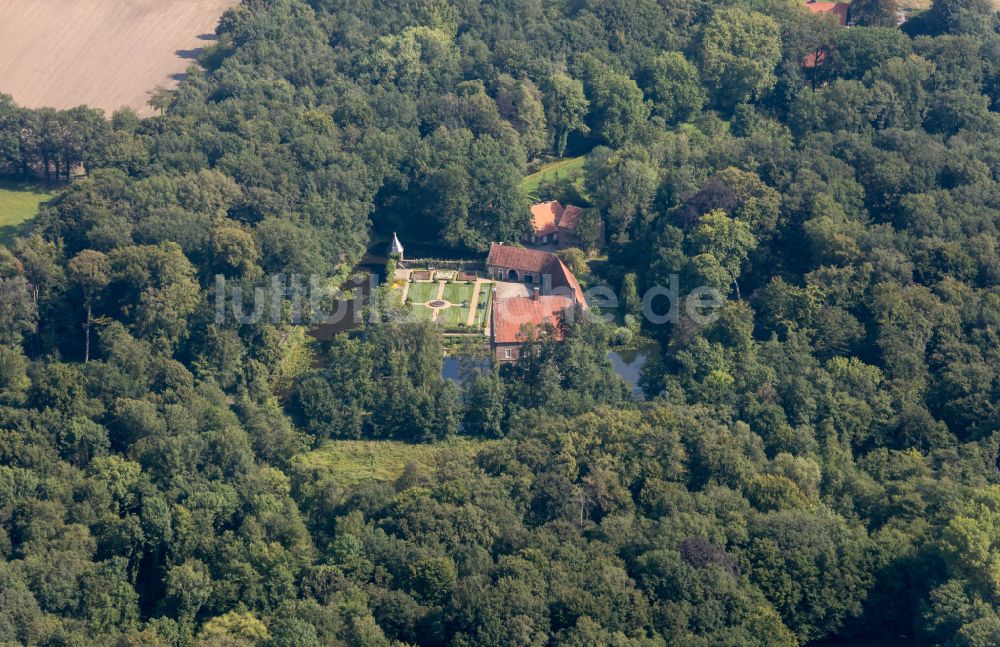 Ochtrup von oben - Wassergraben mit Wasserschloß Schloss Haus Welbergen in Ochtrup im Bundesland Nordrhein-Westfalen, Deutschland