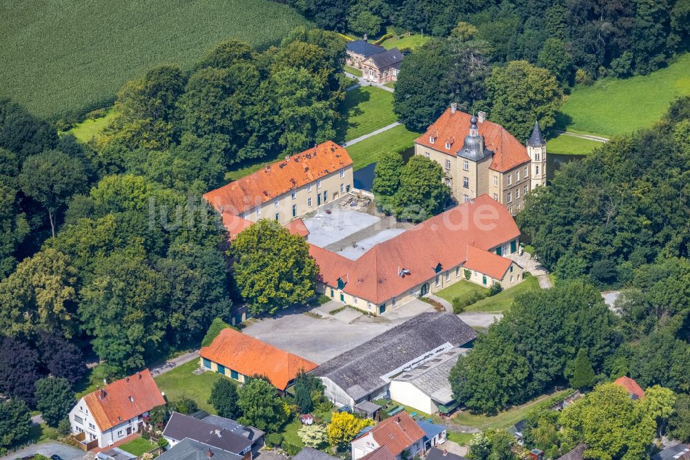 Luftaufnahme Kamen - Wassergraben mit Wasserschloß Schloss Heeren an der Heerener Straße im Ortsteil Heeren-Werve in Kamen im Bundesland Nordrhein-Westfalen, Deutschland