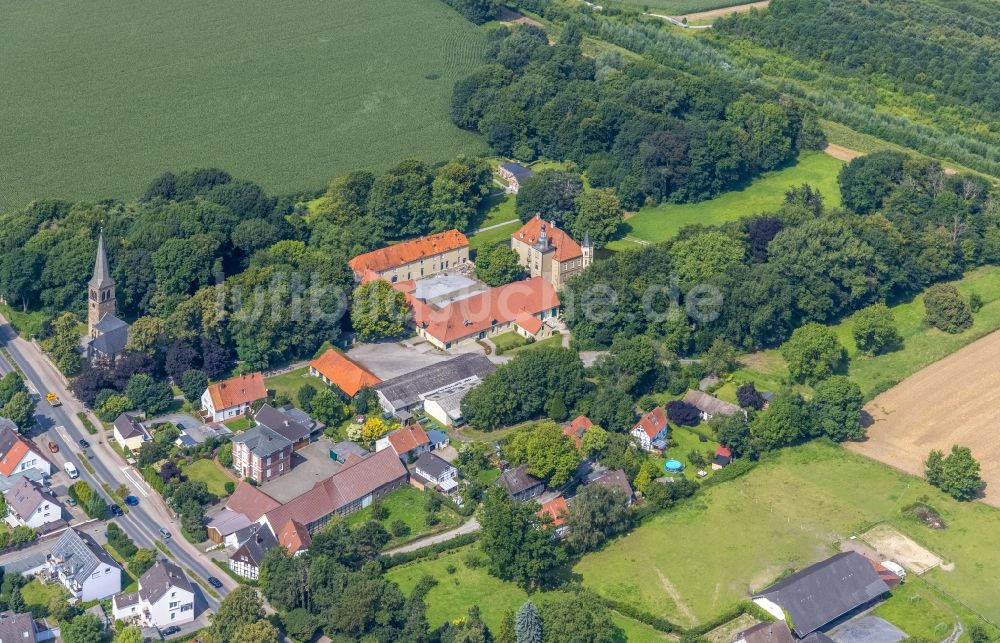 Kamen von oben - Wassergraben mit Wasserschloß Schloss Heeren an der Heerener Straße im Ortsteil Heeren-Werve in Kamen im Bundesland Nordrhein-Westfalen, Deutschland