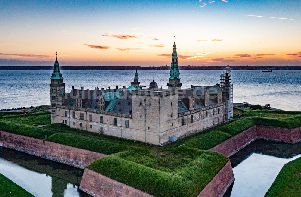 Luftaufnahme Helsingör - Wassergraben mit Wasserschloß Schloss in Helsingör in Region Hovedstaden, Dänemark