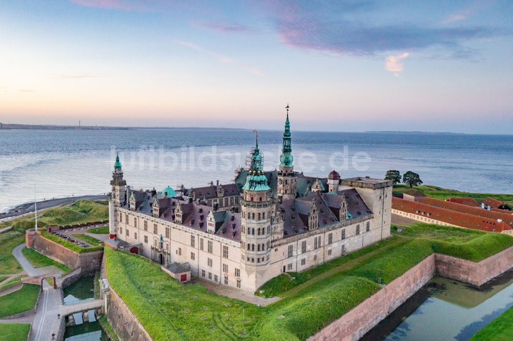 Helsingör von oben - Wassergraben mit Wasserschloß Schloss in Helsingör in Region Hovedstaden, Dänemark