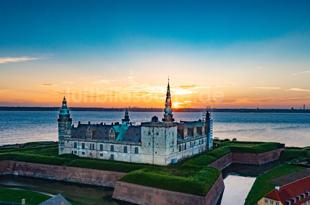 Luftaufnahme Helsingör - Wassergraben mit Wasserschloß Schloss in Helsingör in Region Hovedstaden, Dänemark