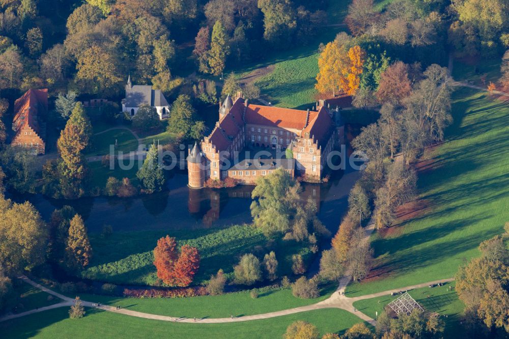 Luftbild Herten - Wassergraben mit Wasserschloß Schloss in Herten im Bundesland Nordrhein-Westfalen, Deutschland