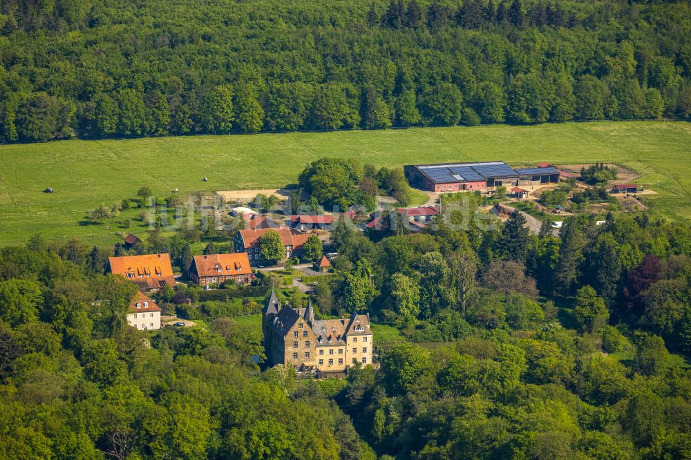 Luftaufnahme Voßwinkel - Wassergraben mit Wasserschloß Schloss Höllinghofen in Voßwinkel im Bundesland Nordrhein-Westfalen, Deutschland