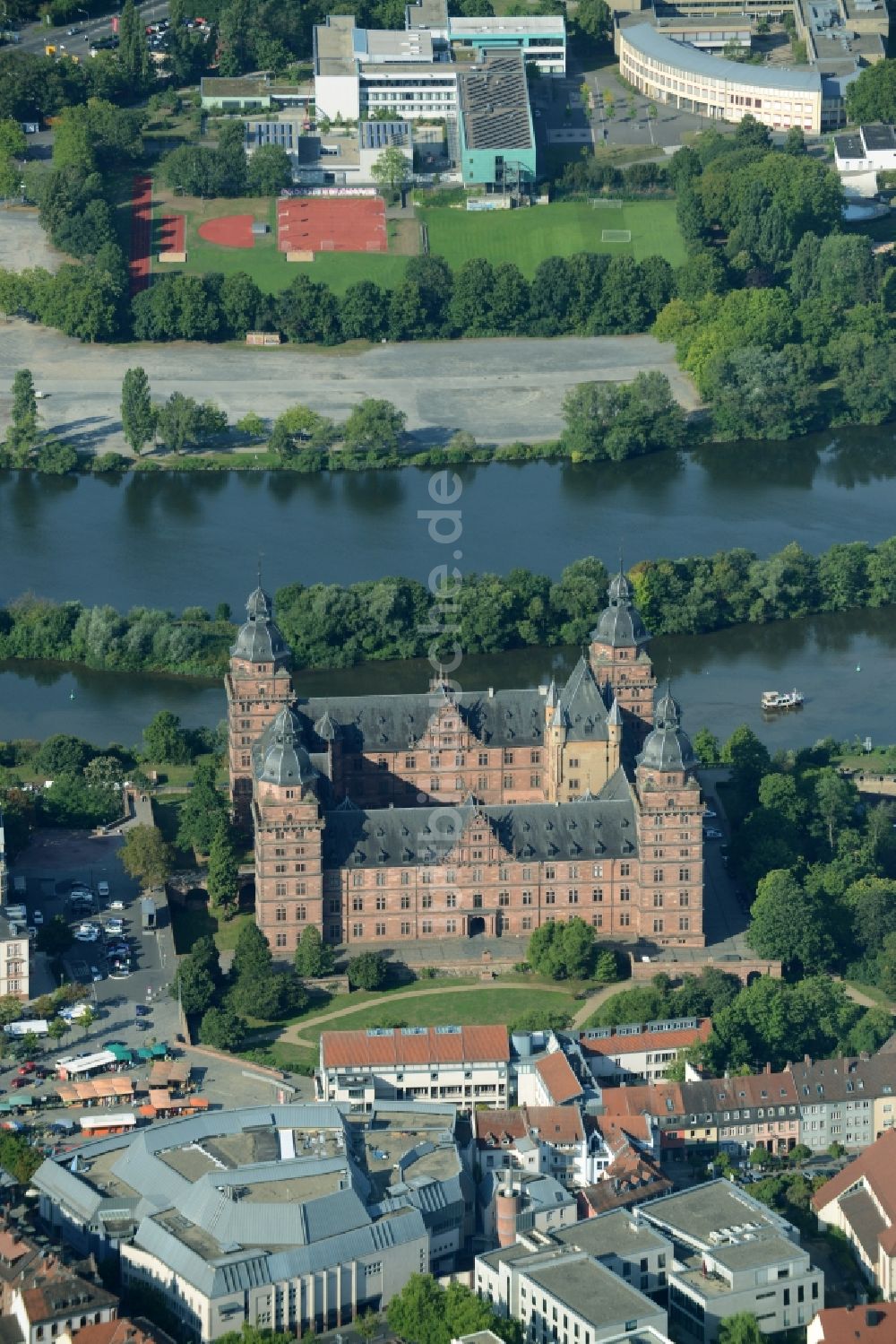 Aschaffenburg aus der Vogelperspektive: Wassergraben mit Wasserschloß Schloss Johannisburg in Aschaffenburg im Bundesland Bayern