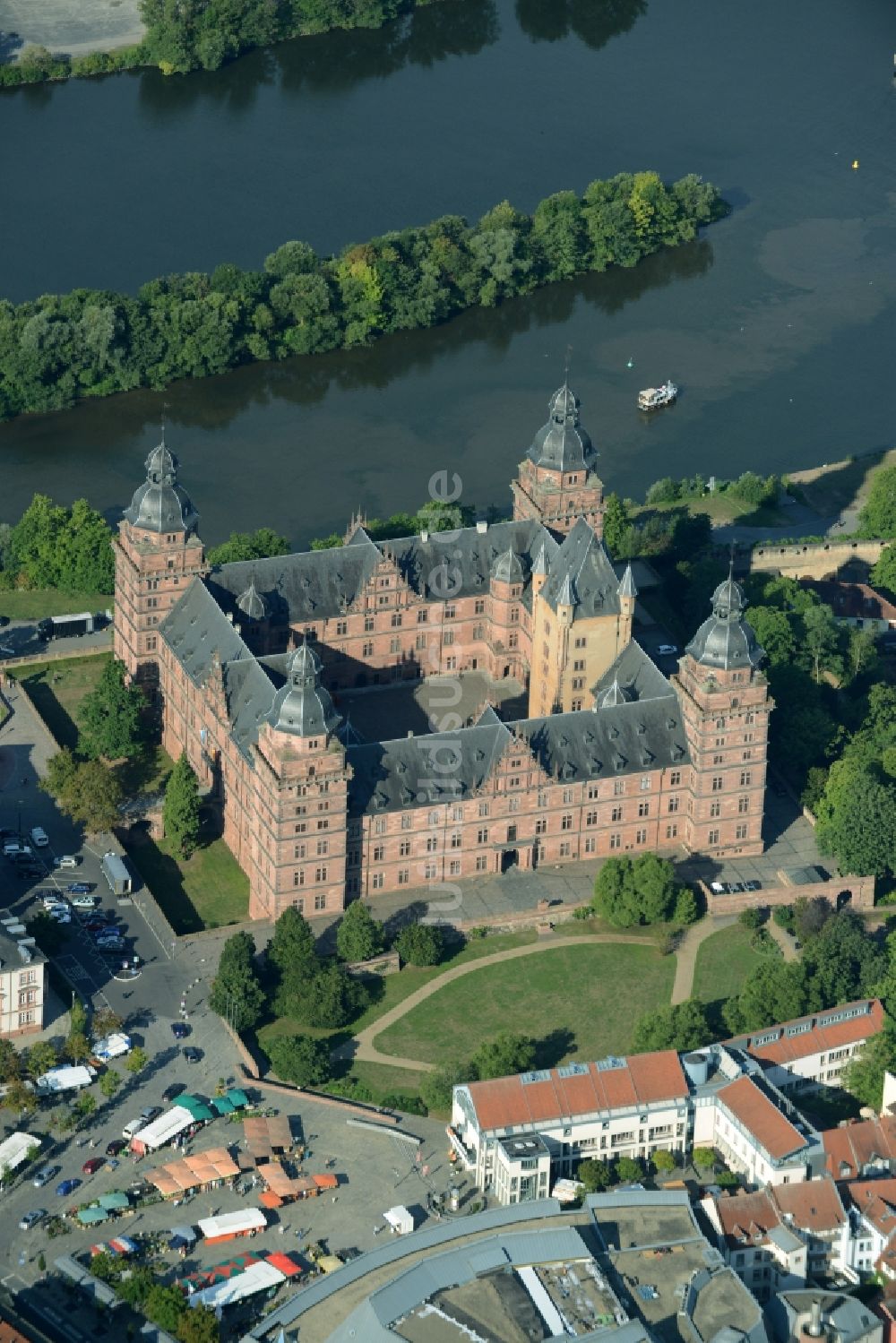 Aschaffenburg von oben - Wassergraben mit Wasserschloß Schloss Johannisburg in Aschaffenburg im Bundesland Bayern