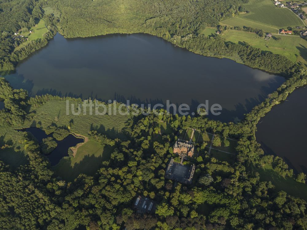 Nettetal von oben - Wassergraben mit Wasserschloß Schloss Krickenbeck in Nettetal im Bundesland Nordrhein-Westfalen, Deutschland