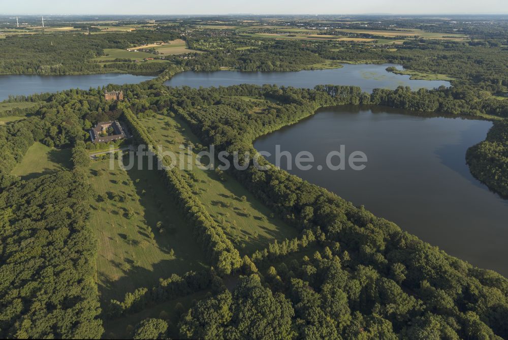 Nettetal aus der Vogelperspektive: Wassergraben mit Wasserschloß Schloss Krickenbeck in Nettetal im Bundesland Nordrhein-Westfalen, Deutschland